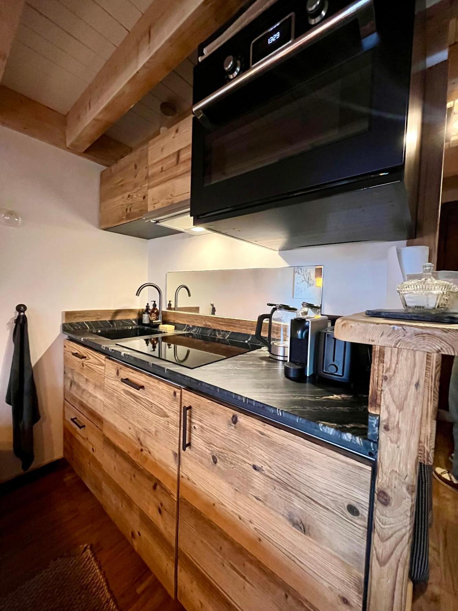 Appartement ensoleillé aux Tines, vue Massif Chamonix Extérieur photo