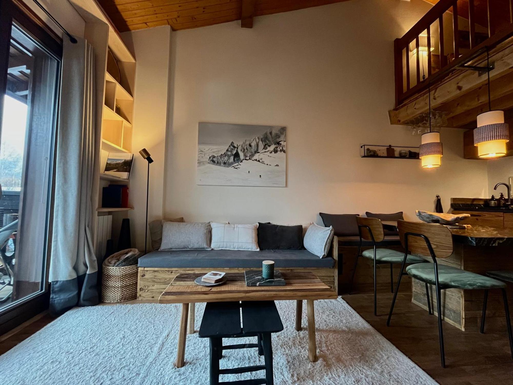 Appartement ensoleillé aux Tines, vue Massif Chamonix Extérieur photo